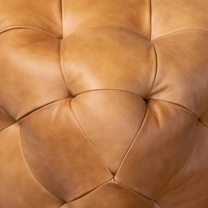 Pouf quadrato trapuntato color cuoio con gambe in legno, medio (1 posto)