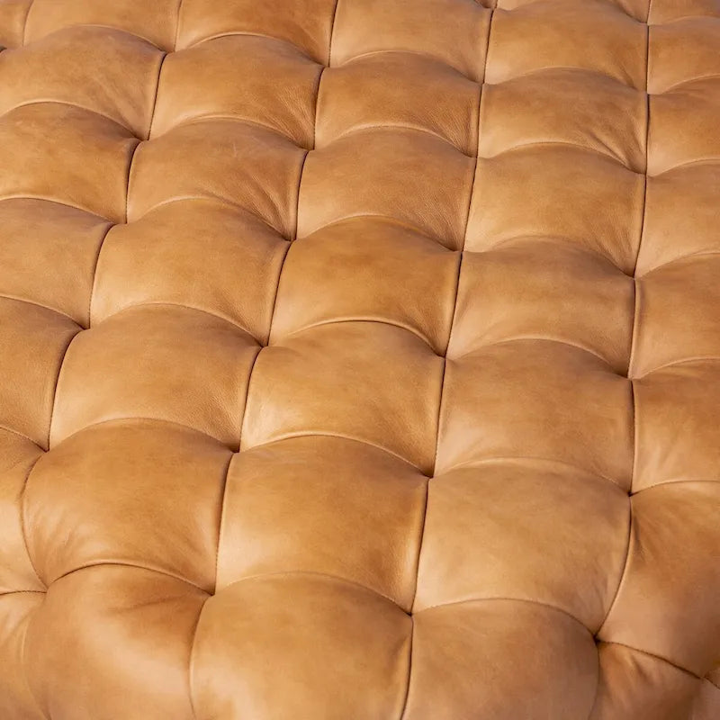 Pouf quadrato trapuntato color cuoio con gambe in legno, medio (1 posto)