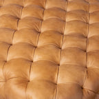 Pouf quadrato trapuntato color cuoio con gambe in legno, medio (1 posto)