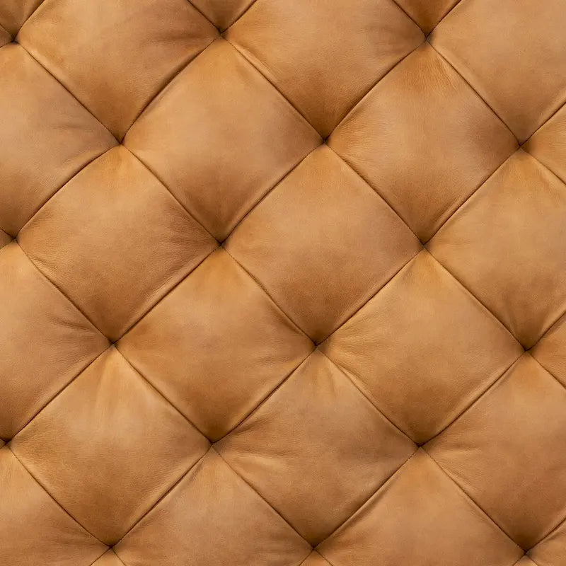 Pouf quadrato trapuntato color cuoio con gambe in legno, medio (1 posto)