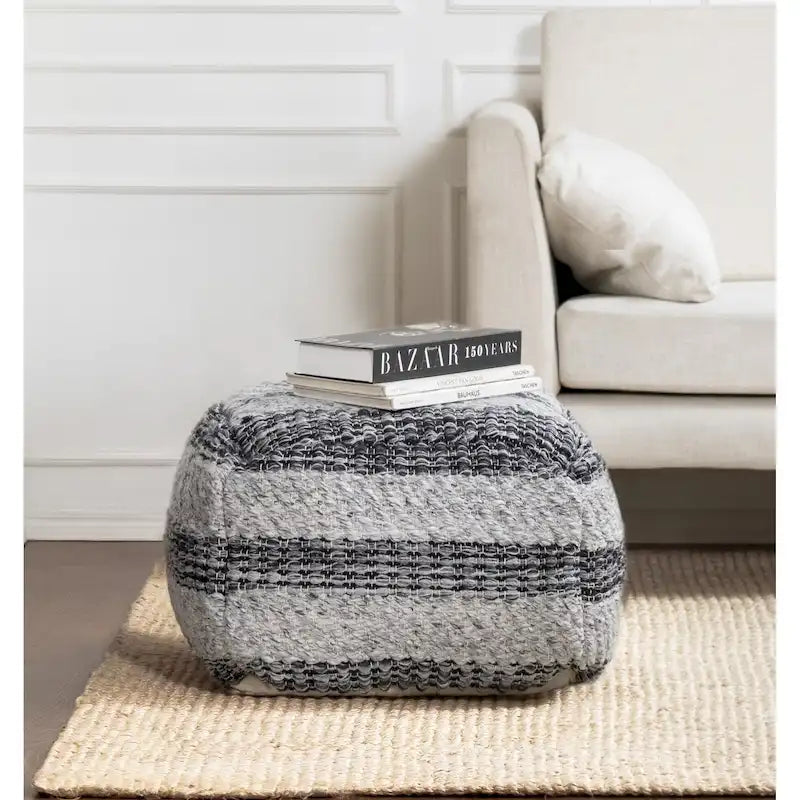 Pouf ottomano quadrato a righe grigie intrecciato a mano, 1 posto