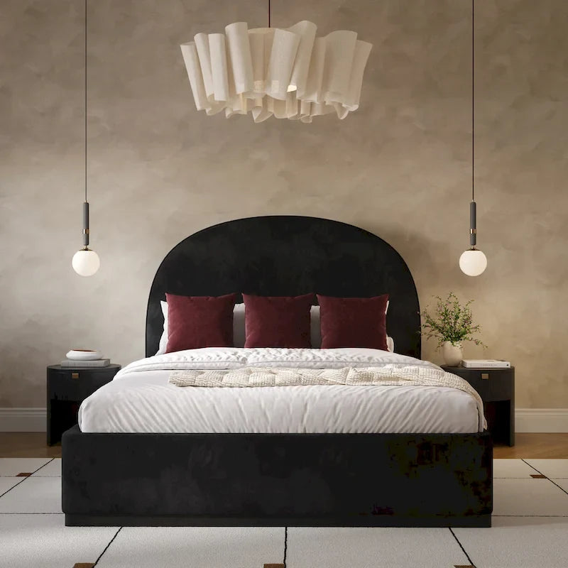 Letto King size imbottito in velluto nero/crema con base a plinto in legno
