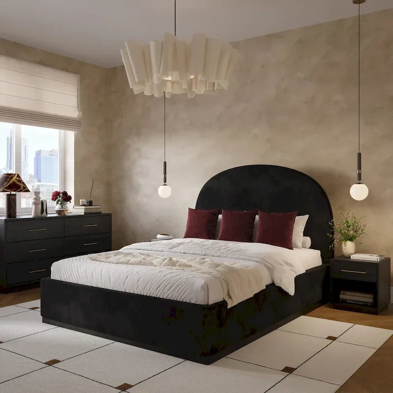 Letto King size imbottito in velluto nero/crema con base a plinto in legno