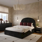 Letto King size imbottito in velluto nero/crema con base a plinto in legno