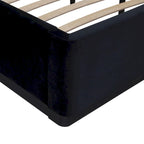 Letto King size imbottito in velluto nero/crema con base a plinto in legno